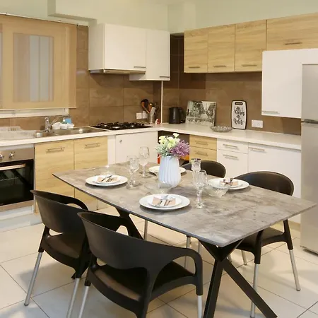930m To Beach-2 Bedroom+veranda-perfect Located Appartamento
